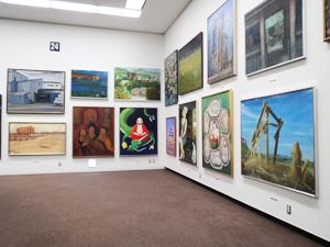 大小の作品が競い合う多くの油彩展示室