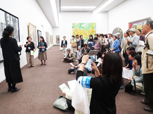 キ美館主催「公募団体ベストセレクション美術2015展」の旺玄会展示場と小島房子委員のアーティストトーク