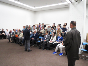 多数の審査員、挙手によって入落が決定。