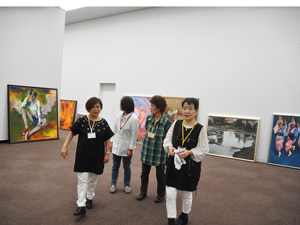 陳列は会員多数による終日作業