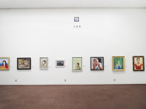 15 顔が並ぶ企画展